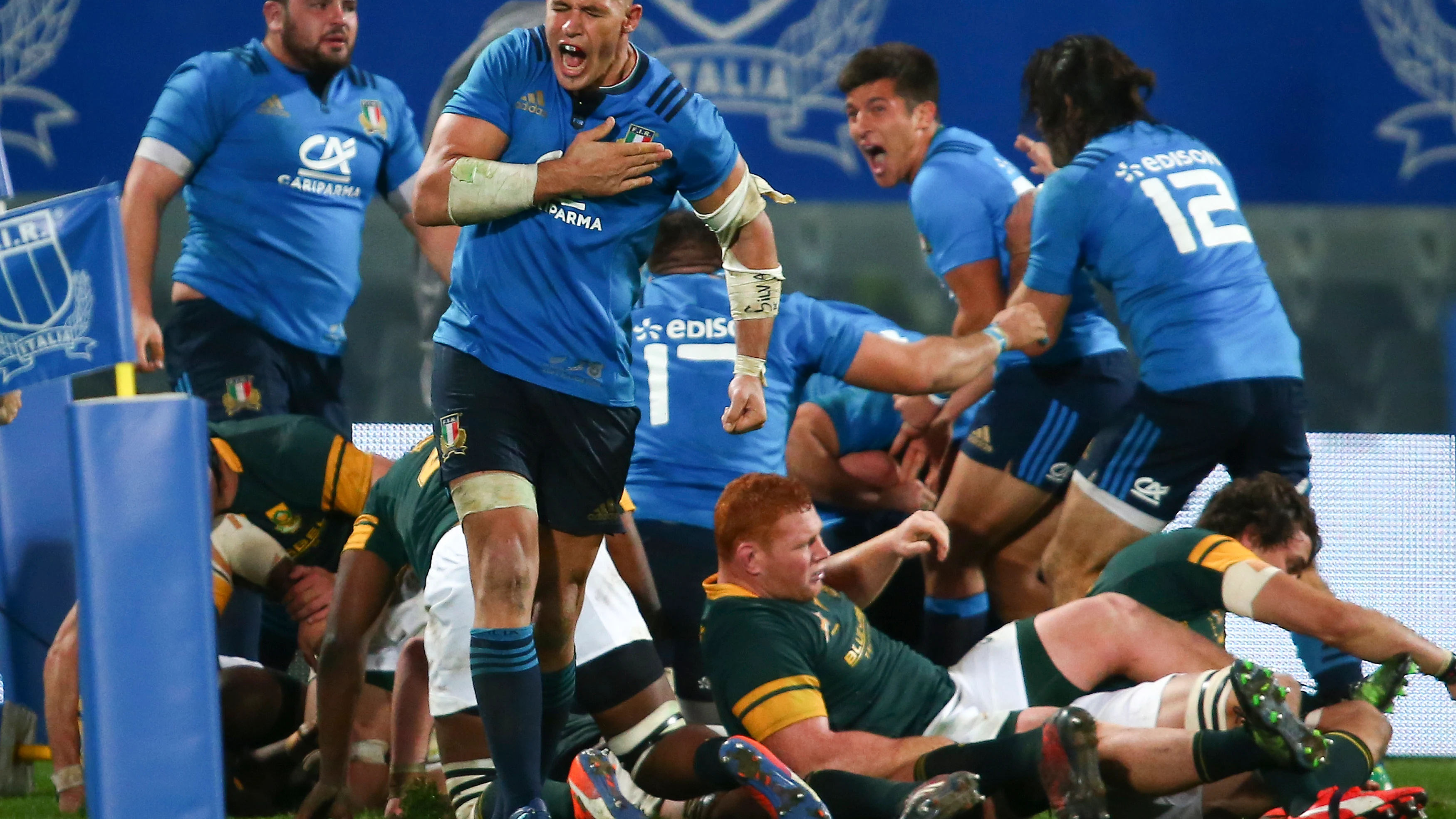 Sergio Parisse celebra un ensayo ante Sudáfrica