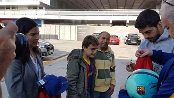 Imad cumple su sueño de conocer a Luis Suárez