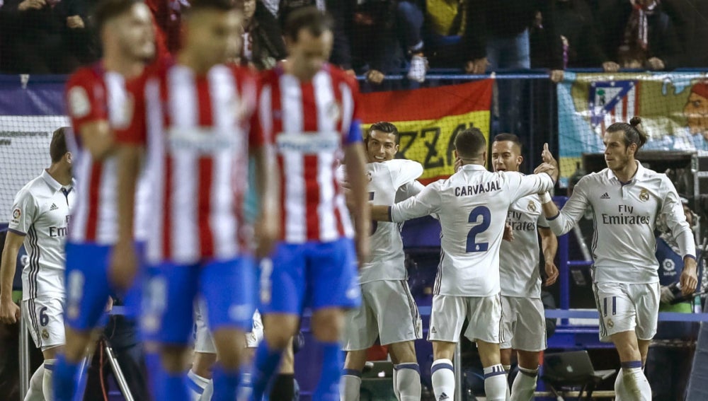 El Real Madrid celebra un gol con el Atlético
