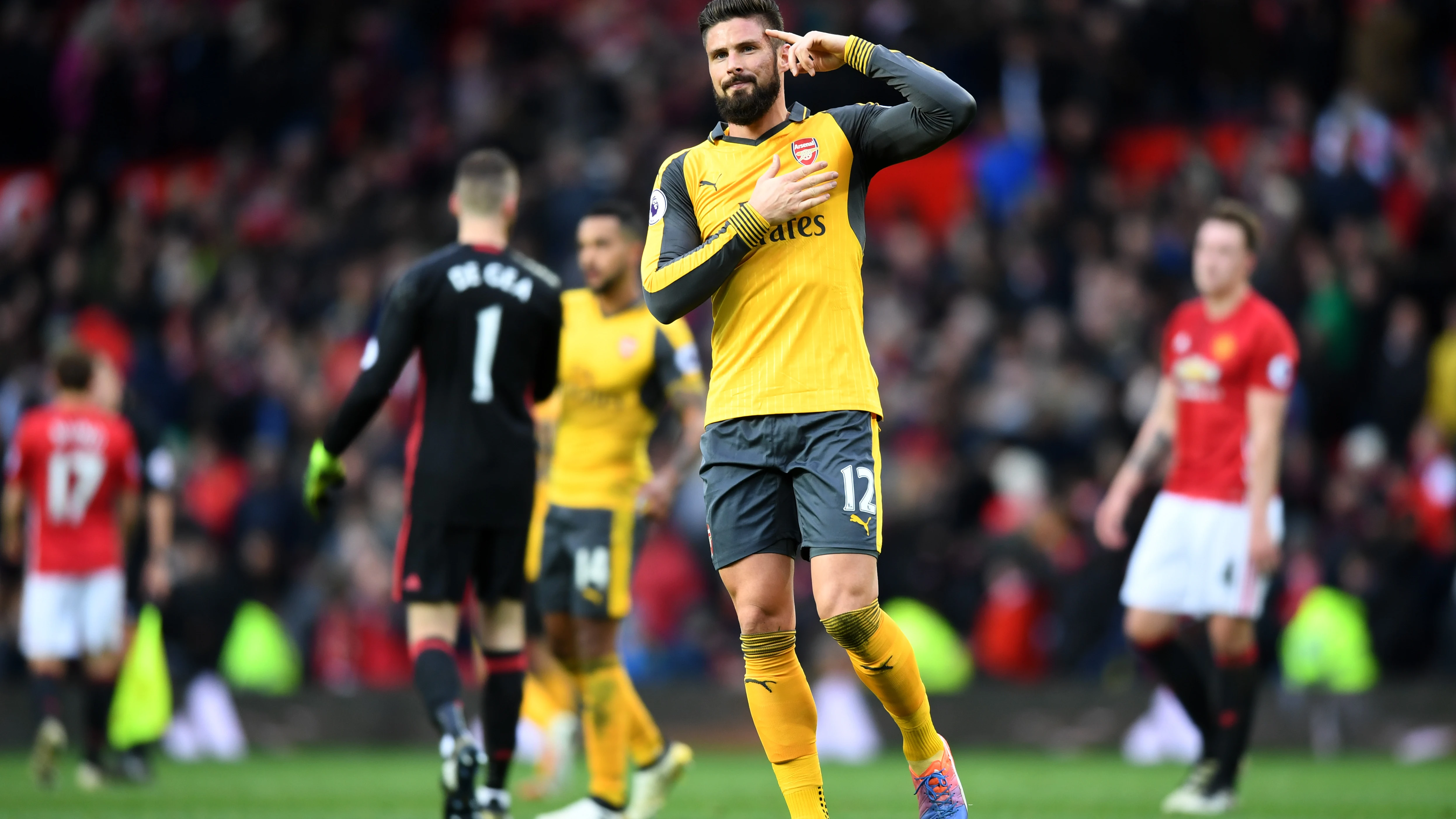 Giroud celebra su gol en Old Trafford