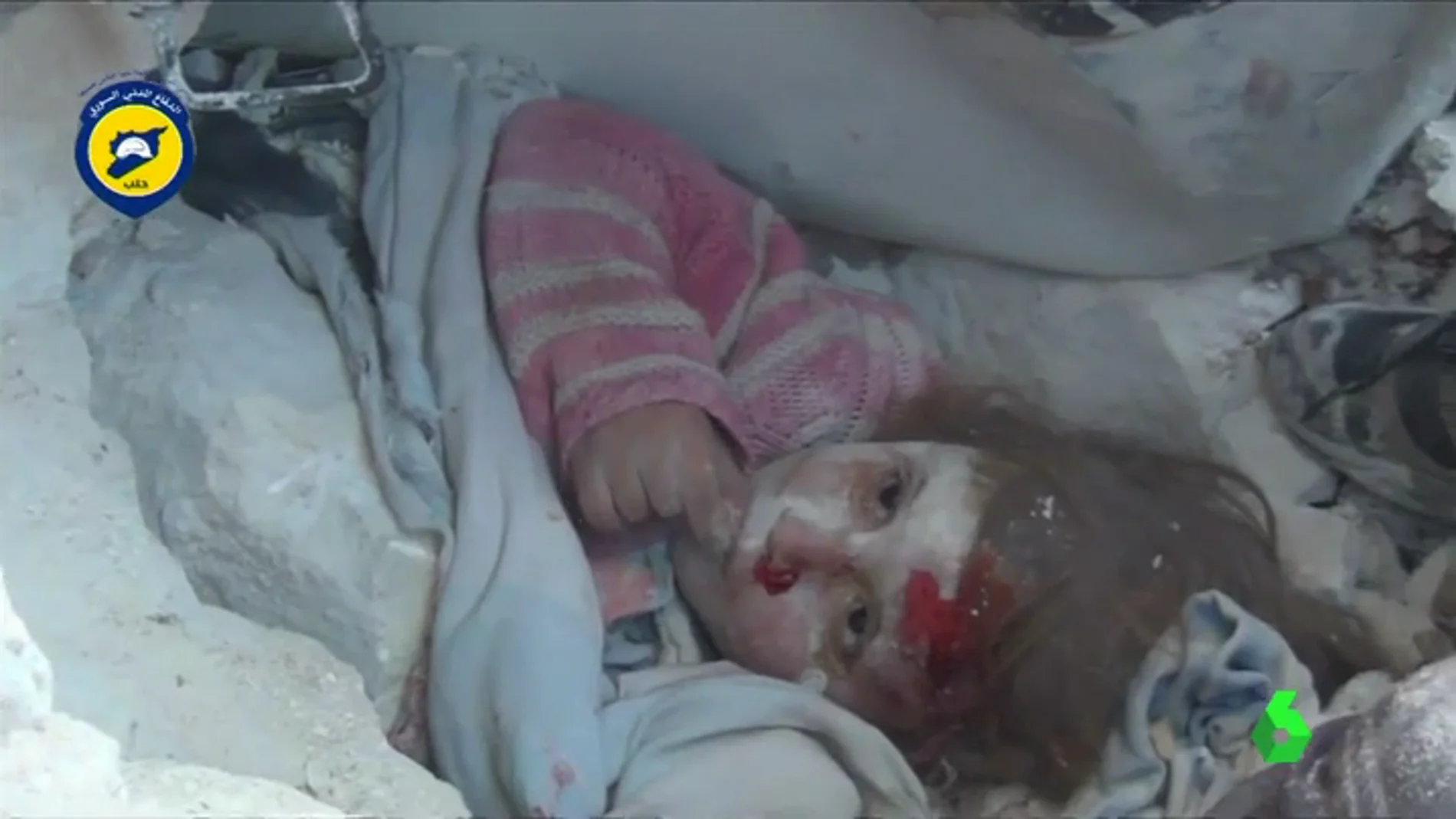 Frame 33.212891 de: Varios menores son rescatados con vida bajo los escombros de la ciudad siria de Alepo