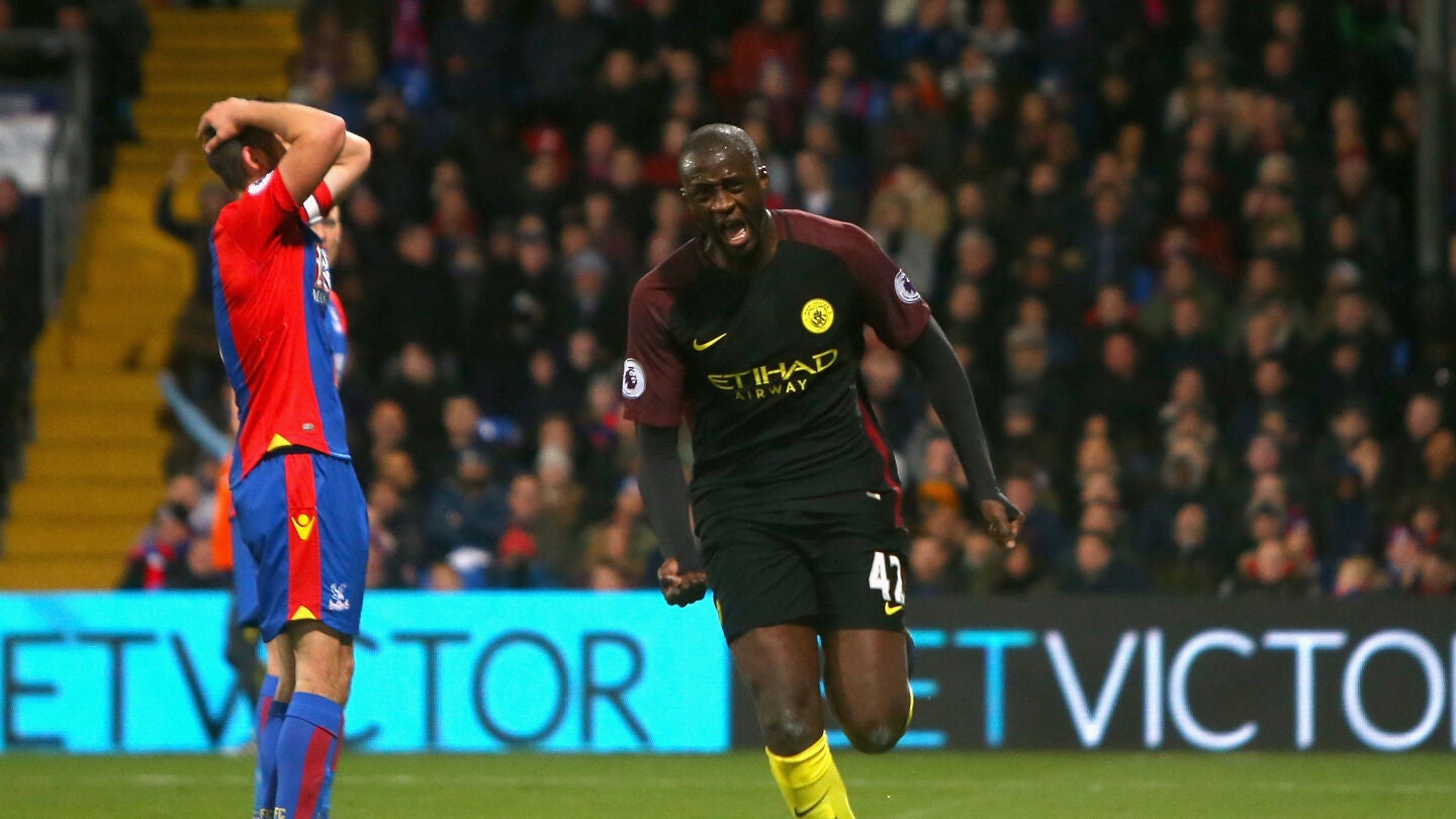 Tour&eacute; celebra uno de sus goles ante el Crystal Palace