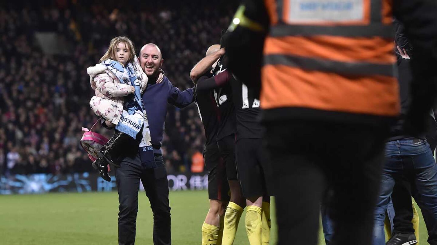 Un padre y su hija celebran el gol de Yaya Tour&eacute; en el campo