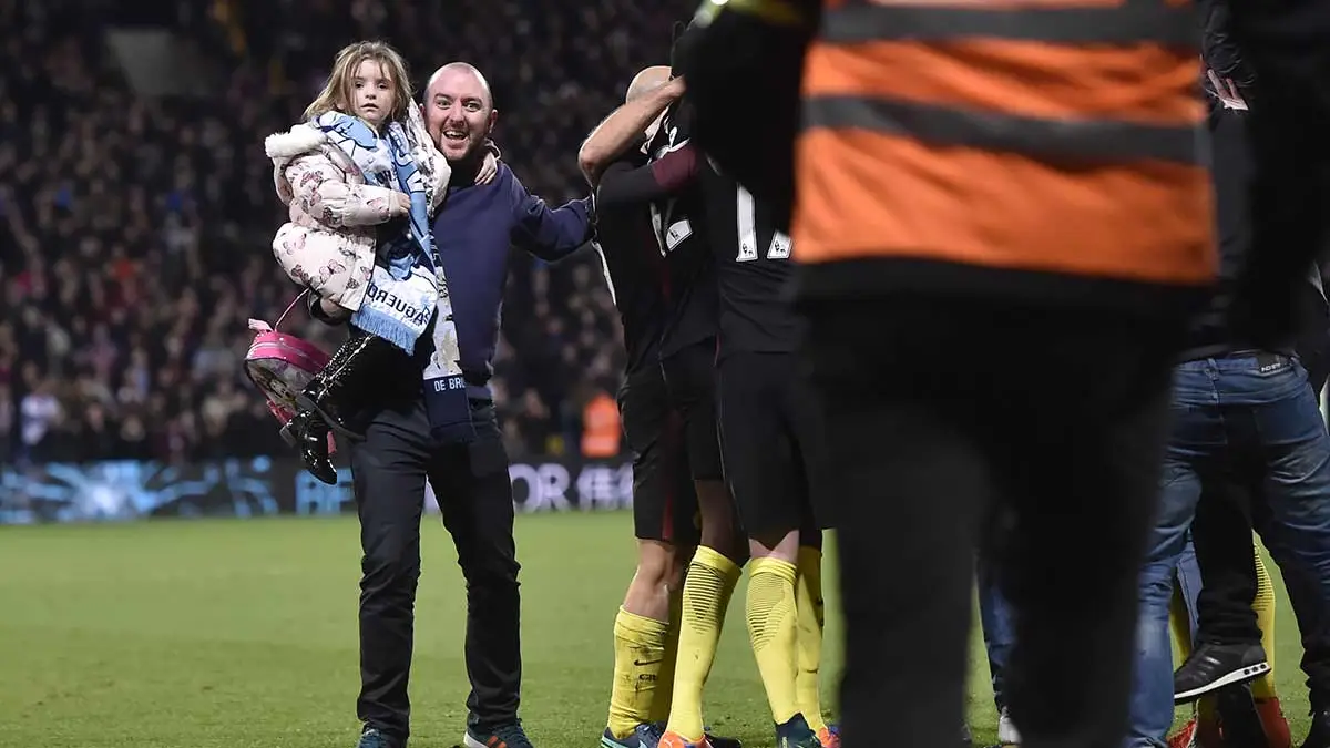 Un padre y su hija celebran el gol de Yaya Touré en el campo