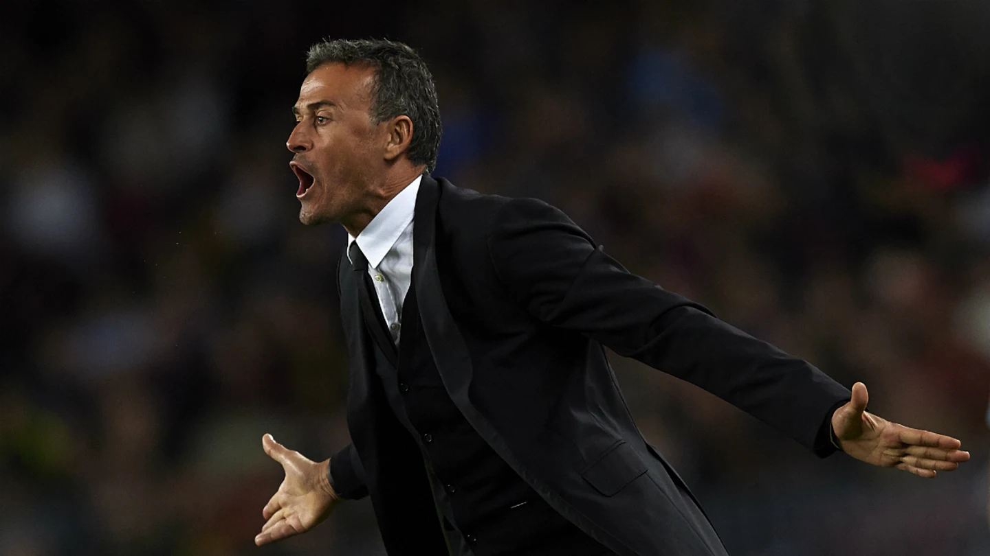 Luis Enrique, nervioso en la banda Luis Enrique, nervioso en la banda