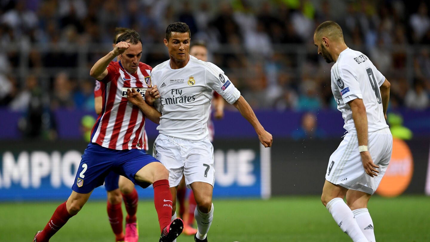 God&iacute;n disputa un bal&oacute;n con Cristiano Ronaldo
