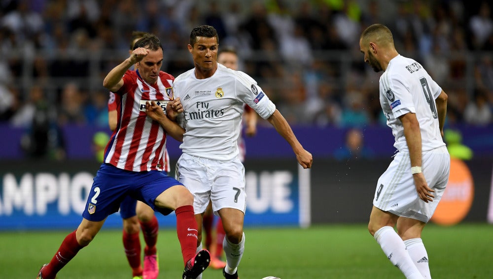 Godín disputa un balón con Cristiano Ronaldo