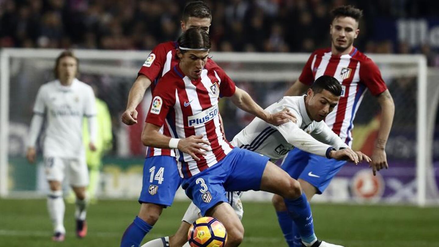 El portugu&eacute;s Cristiano Ronaldo (d), del Real Madrid, lucha el bal&oacute;n con el defensa brasiel&ntilde;o del Atl&eacute;tico de Madrid Filipe Luis