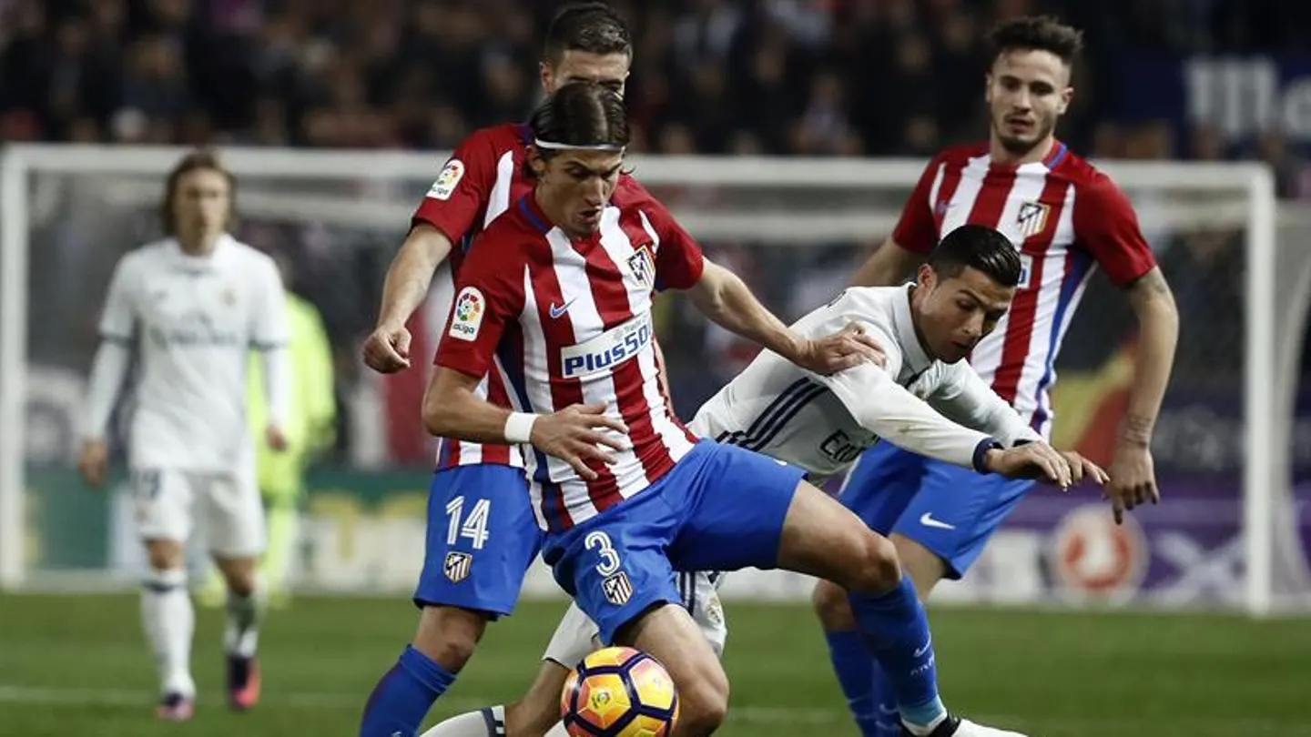 El portugués Cristiano Ronaldo (d), del Real Madrid, lucha el balón con el defensa brasielño del Atlético de Madrid Filipe Luis El portugués Cristiano Ronaldo (d), del Real Madrid, lucha el balón con el defensa brasielño del Atlético de Madrid Filipe Luis