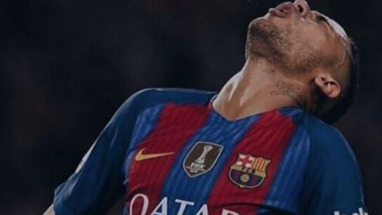 Neymar se lamenta tras una jugada 