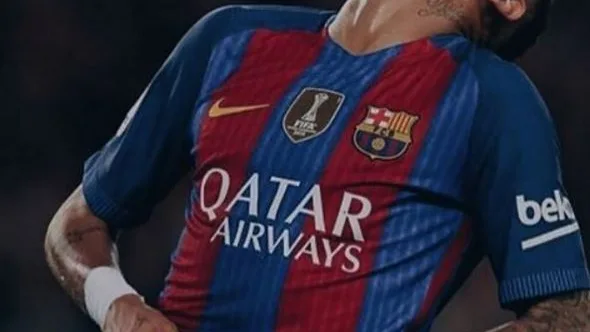 Neymar se lamenta tras una jugada 
