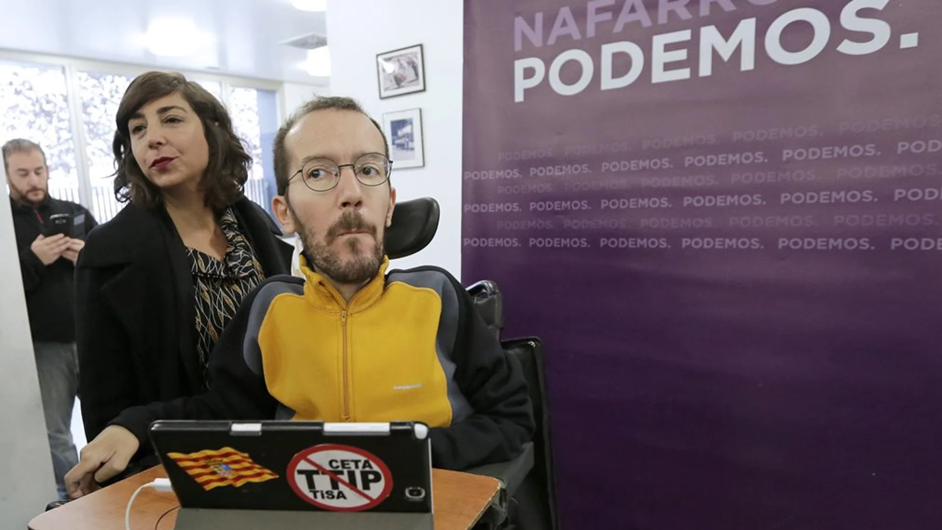 El secretario de Organización de Podemos, Echenique, con la secretaria general de Podemos en Navarra, Laura Pérez