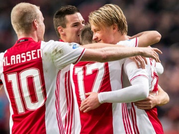 Dolberg celebra un gol con el Ajax Dolberg celebra un gol con el Ajax