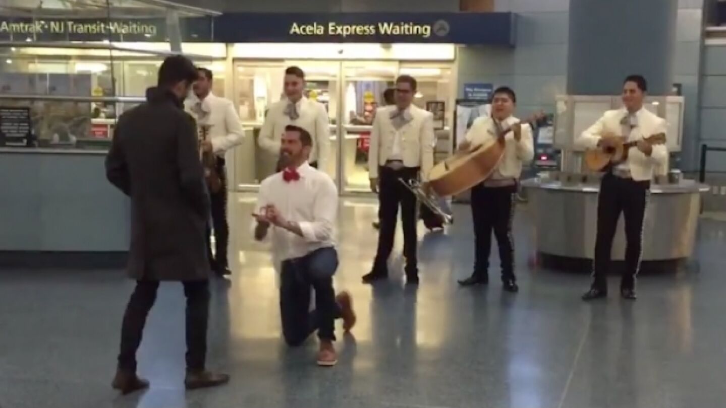 Joey pide matrimonio a Julio en Penn Station