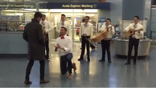 Joey pide matrimonio a Julio en Penn Station