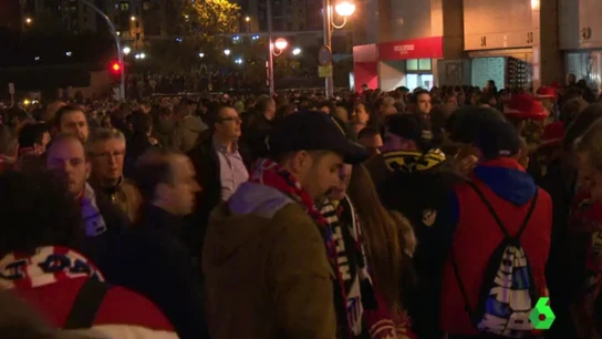 La afición del Atlético en los aledaños del Calderón La afición del Atlético en los aledaños del Calderón