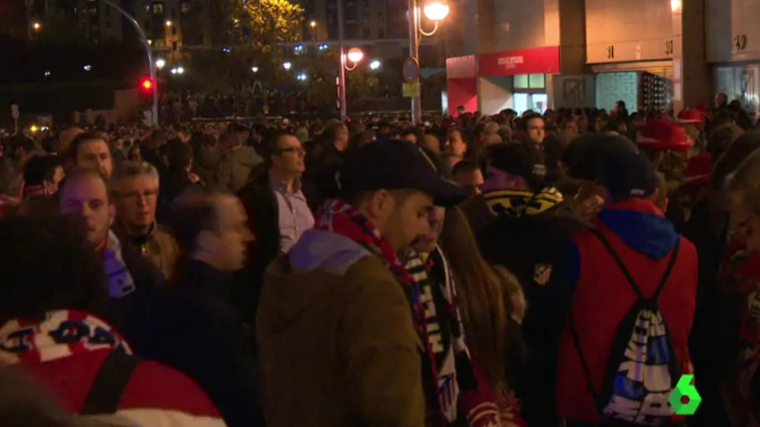 La afición del Atlético en los aledaños del Calderón