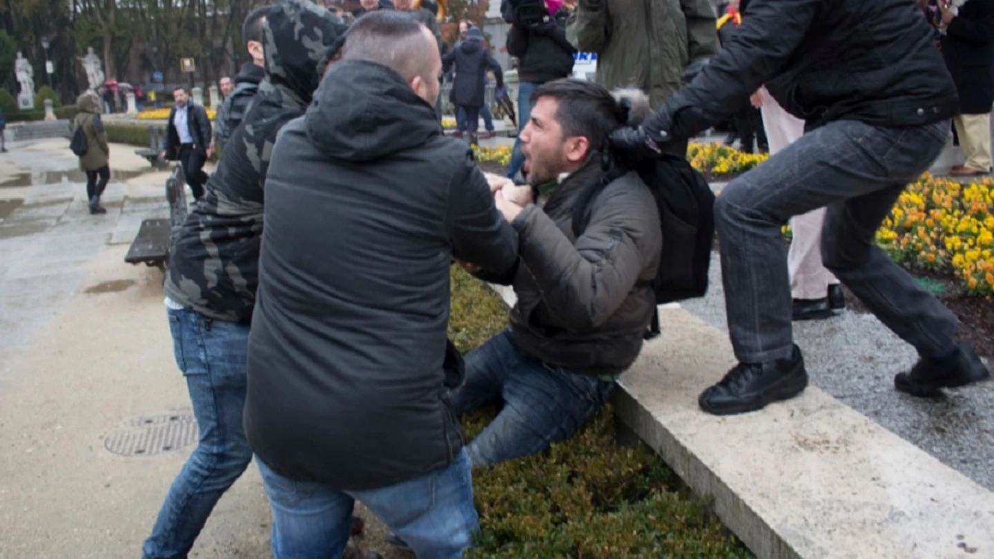 El activista en el momento de la agresión El activista en el momento de la agresión