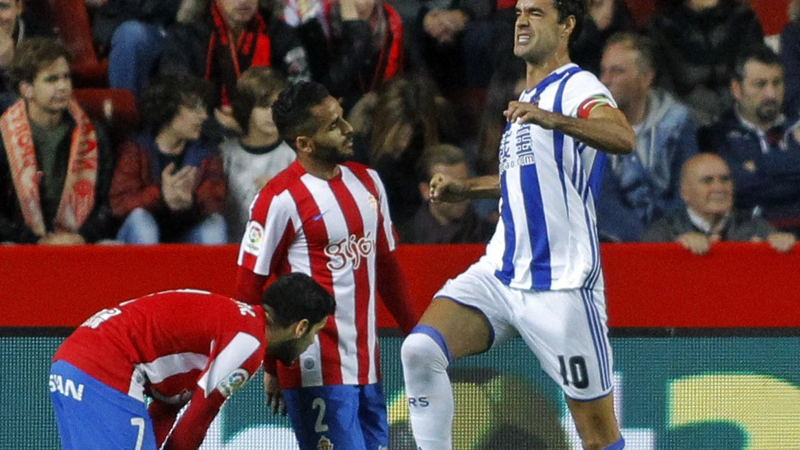 Xabi Prieto celebra un gol en El Molinón