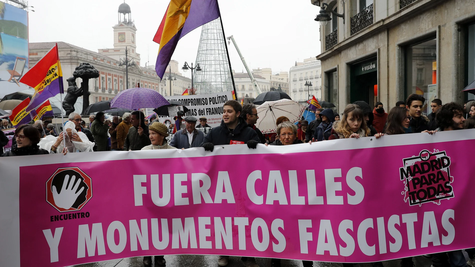 Vista de la manifestación convocada hoy por el Encuentro Estatal de Colectivos de la Memoria Histórica y de Víctimas del Franquismo en la Puerta del Sol de Madrid