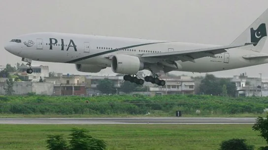 Un avión de Pakistan International Airlines Un avión de Pakistan International Airlines