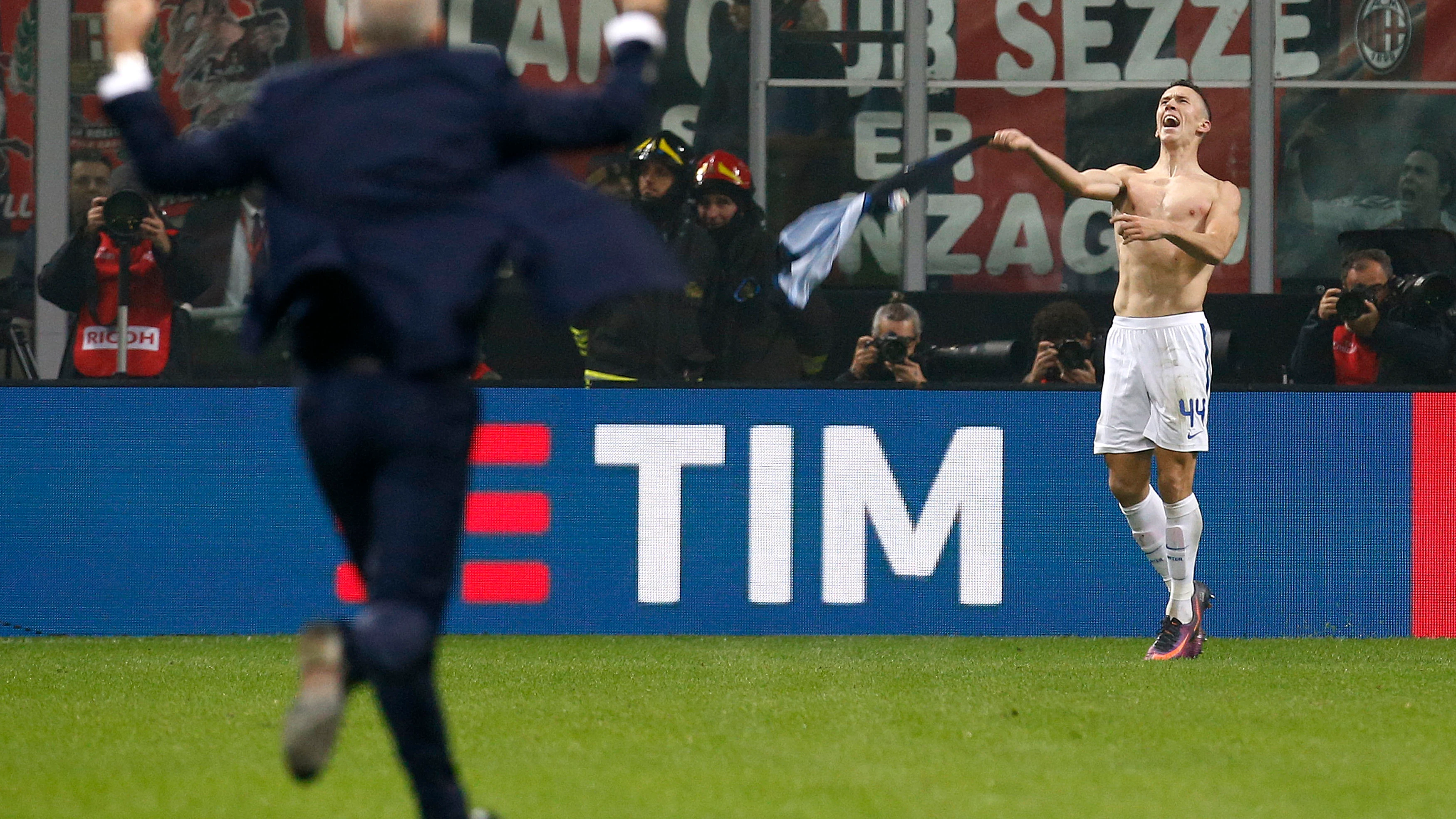 Perisic celebra el 2-2 en San Siro