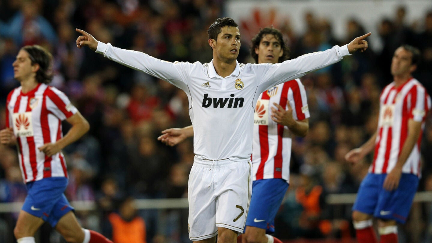 Ronaldo celebra un gol en el derbi del 11 de abril de 2012