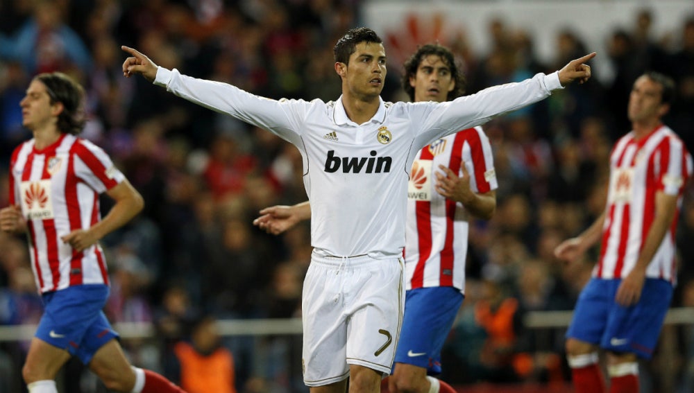 Ronaldo celebra un gol en el derbi del 11 de abril de 2012