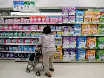 Mujer comprando pañales Mujer comprando pañales