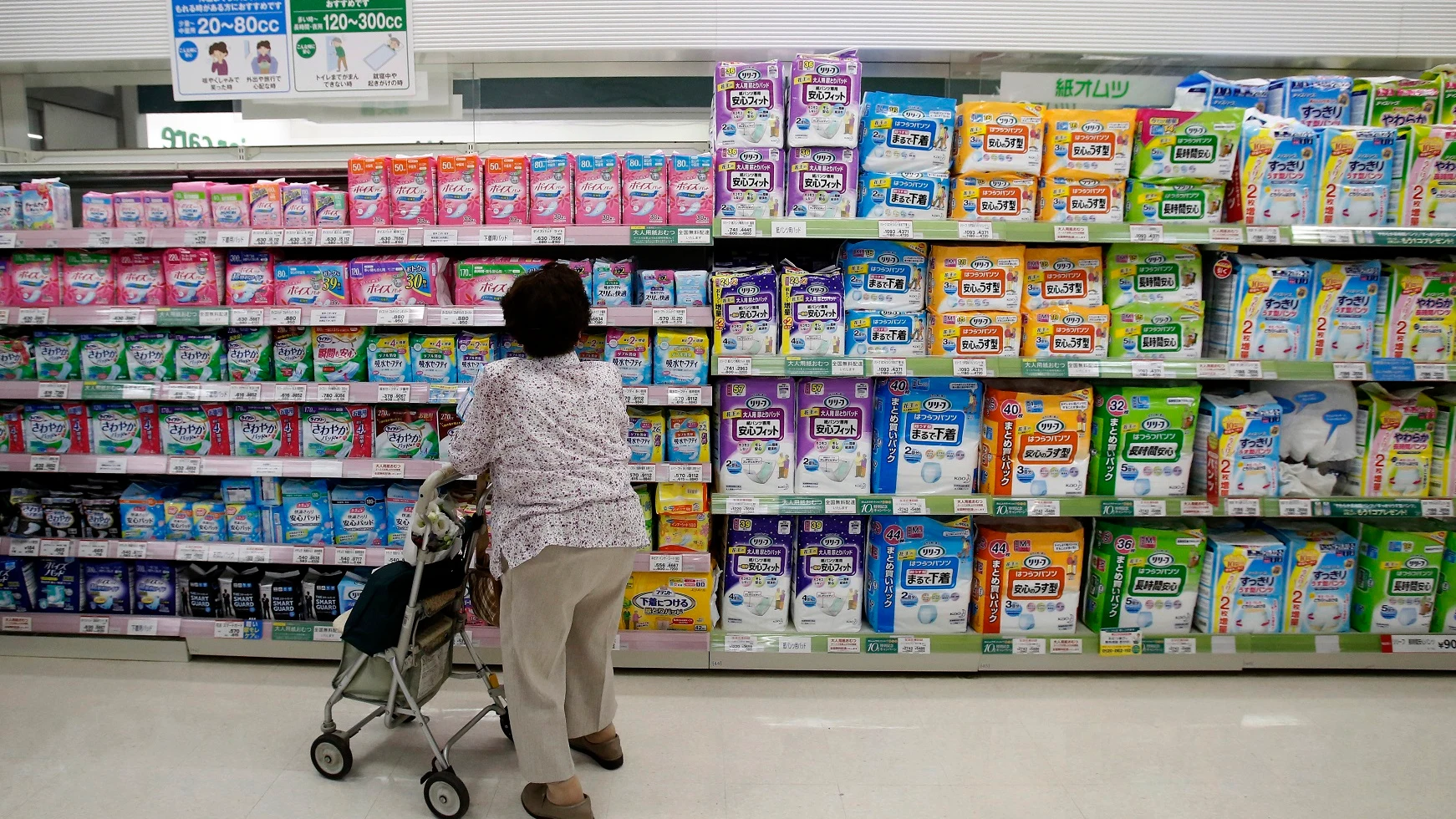 Mujer comprando pañales