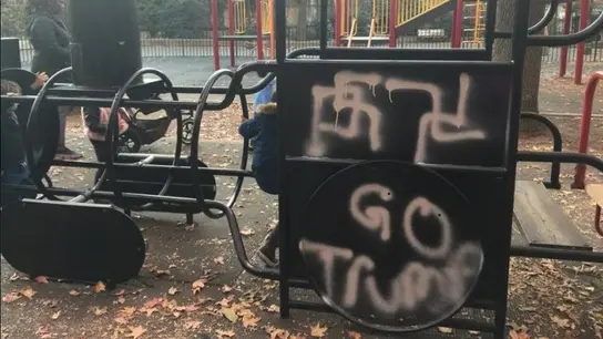 Alguna de las esvásticas pintadas en un parque de Nueva York Alguna de las esvásticas pintadas en un parque de Nueva York