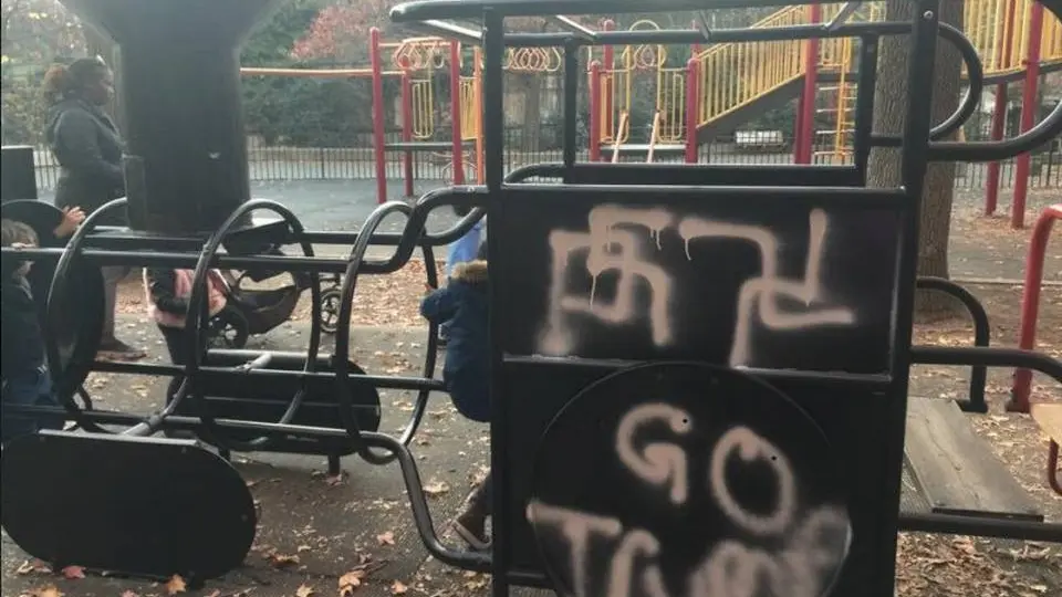 Alguna de las esvásticas pintadas en un parque de Nueva York