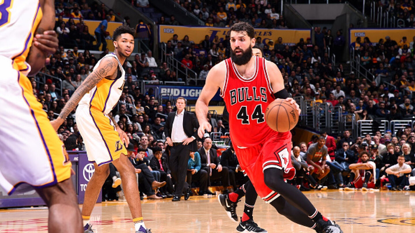 Mirotic conduce el bal&oacute;n en un ataque de los Bulls