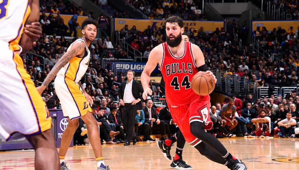 Mirotic conduce el balón en un ataque de los Bulls