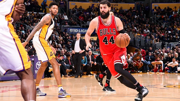 Mirotic conduce el balón en un ataque de los Bulls