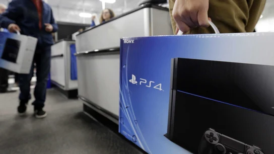 Imagen de archivo de un cliente sujetando una PlayStation 4 PlayStation 4