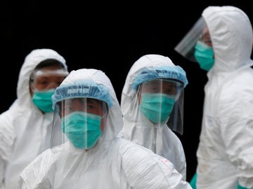 Operarios investigan el brote de gripe aviar