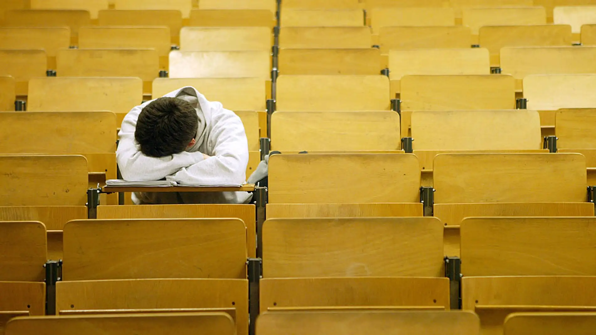 Un universitario durmiendo en el aula