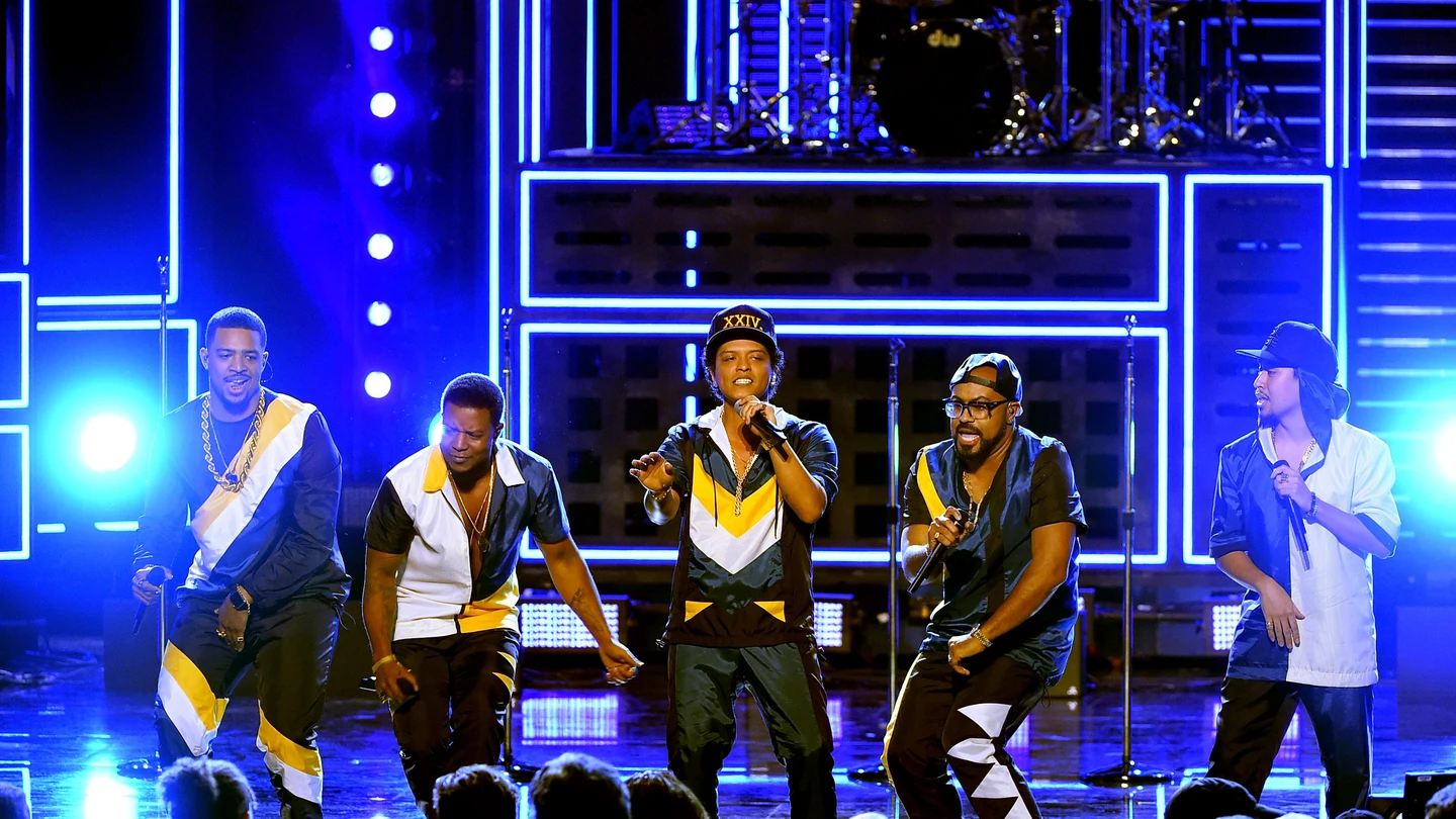 Bruno Mars, en concierto Bruno Mars presentó '24K Magic' en el escenario de los American Music Awards 2016