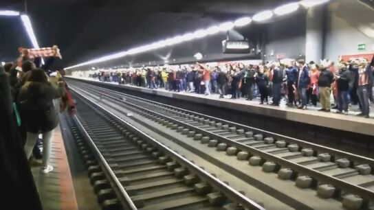 Aficionados del Atl&eacute;tico cantan el himno tras perder el derbi