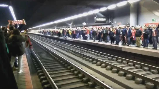 Aficionados del Atlético cantan el himno tras perder el derbi Aficionados del Atlético cantan el himno tras perder el derbi