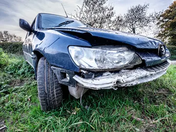 Un coche hecho polvo Un coche hecho polvo