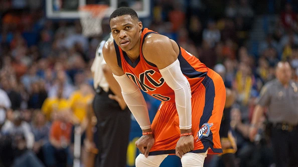 Westbrook lamenta una acción en un partido con los Thunder