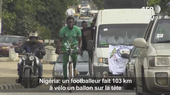 Harrison Chinedu montado en bici con el balón en la cabeza Harrison Chinedu montado en bici con el balón en la cabeza