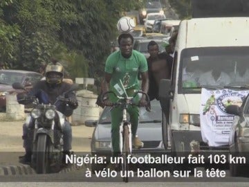 Harrison Chinedu montado en bici con el balón en la cabeza Harrison Chinedu montado en bici con el balón en la cabeza