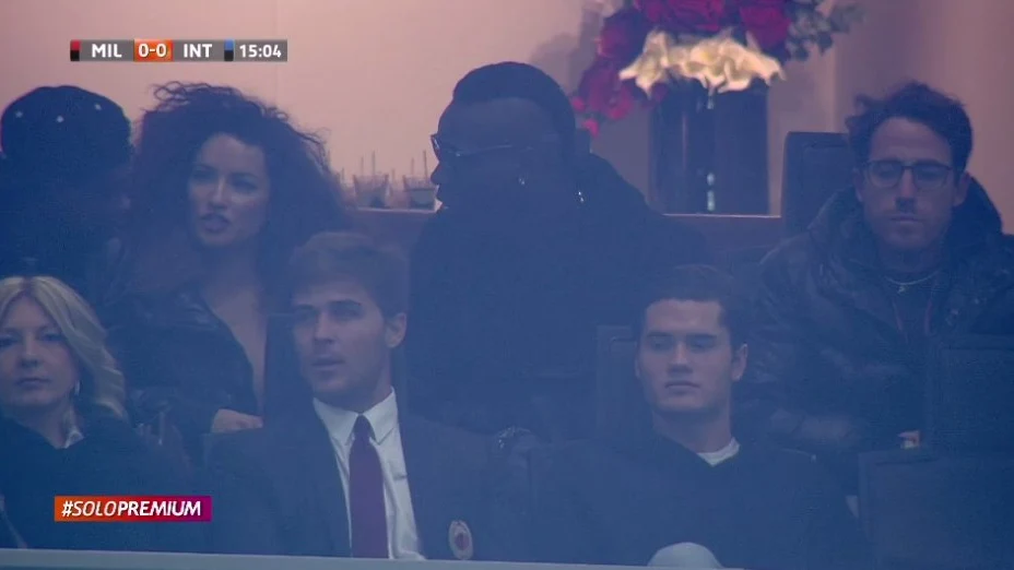 Balotelli en la grada de San Siro