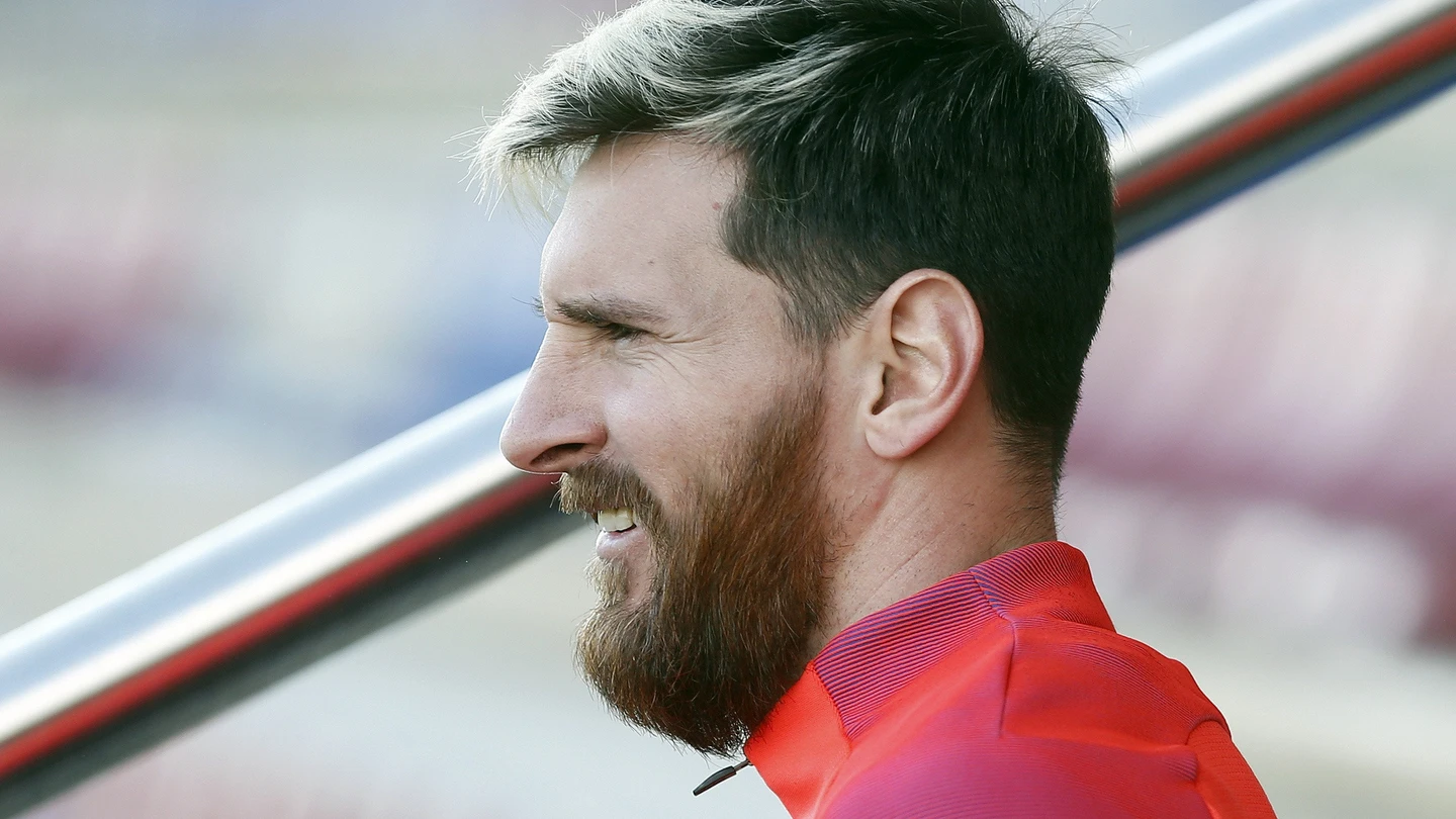 Messi sonríe antes de comenzar un entrenamiento con el Barça Messi sonríe antes de comenzar un entrenamiento con el Barça