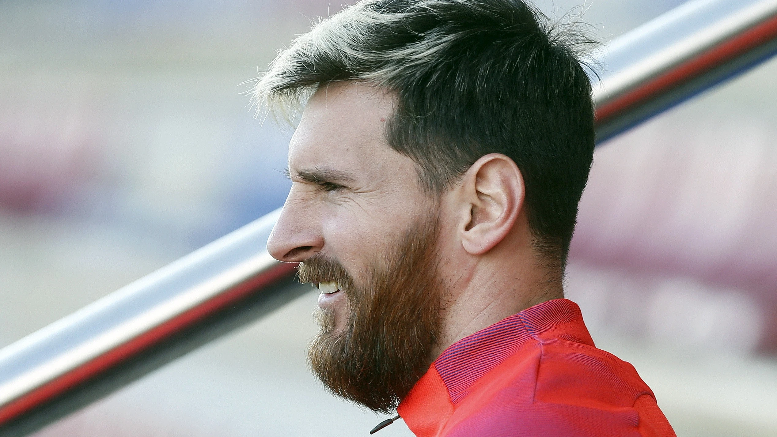 Messi sonr&iacute;e antes de comenzar un entrenamiento con el Bar&ccedil;a