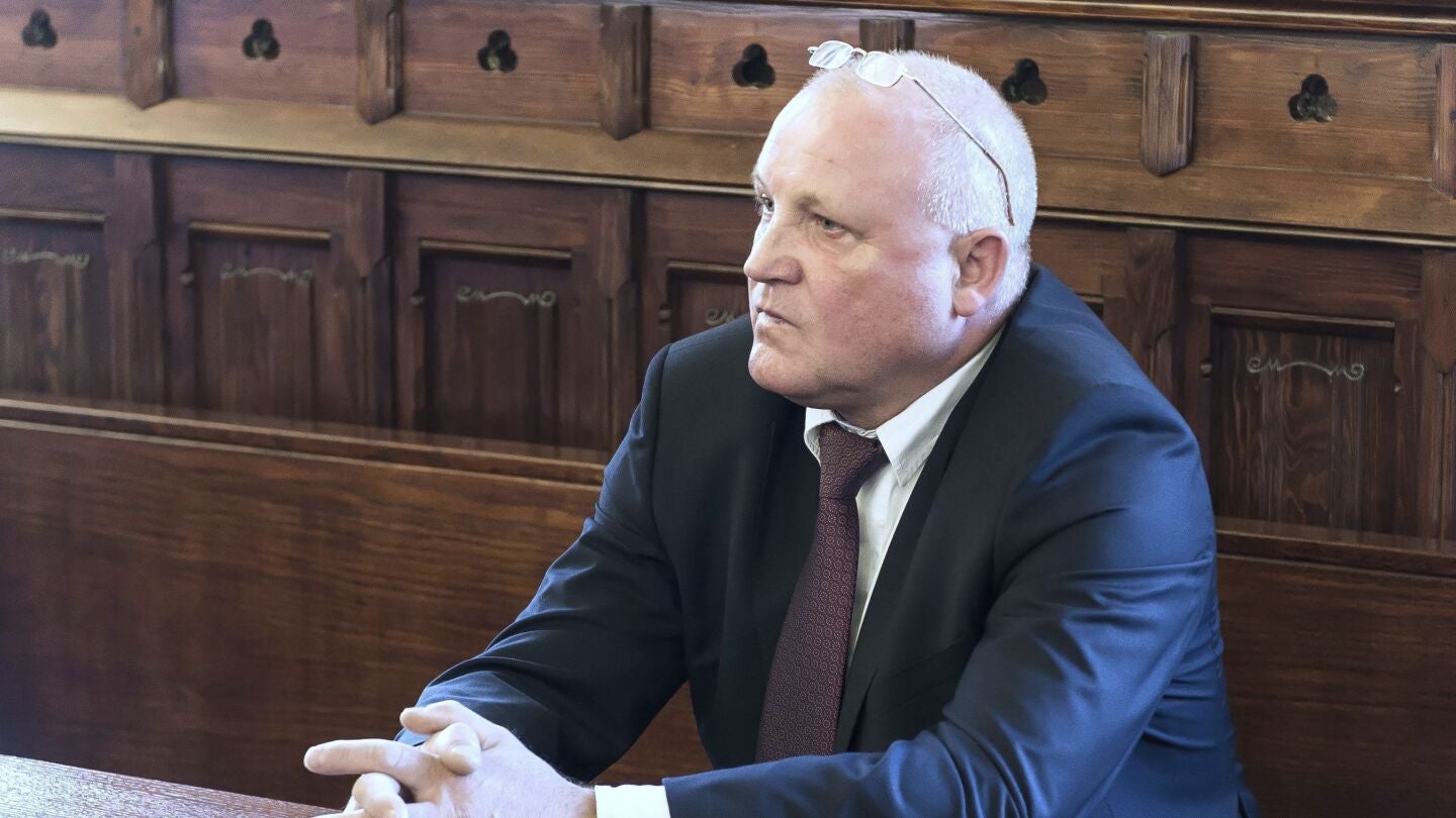 El acusado por incitaci&oacute;n al odio por motivos raciales y religiosos al quemar una efigie que representaba a los jud&iacute;os, Piotr Rybak, se sienta en el banquillo de los acusados