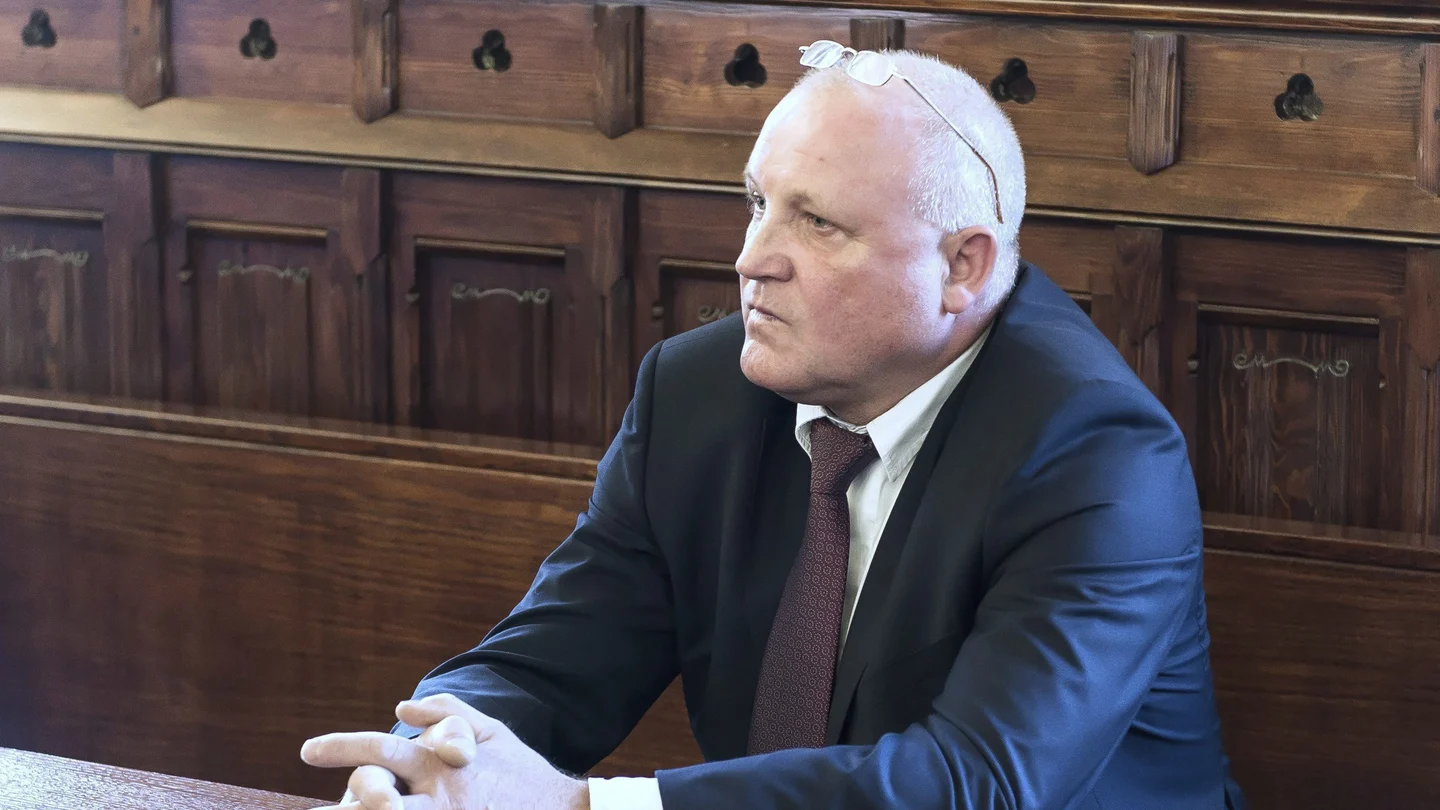 El acusado por incitación al odio por motivos raciales y religiosos al quemar una efigie que representaba a los judíos, Piotr Rybak, se sienta en el banquillo de los acusados El acusado por incitación al odio por motivos raciales y religiosos al quemar una efigie que representaba a los judíos, Piotr Rybak, se sienta en el banquillo de los acusados